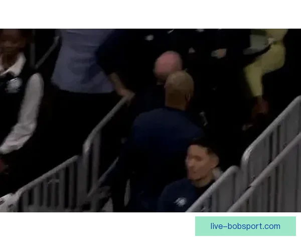 西卡因摊手抱怨裁判判罚吃到第二个技术犯规被驱逐出场